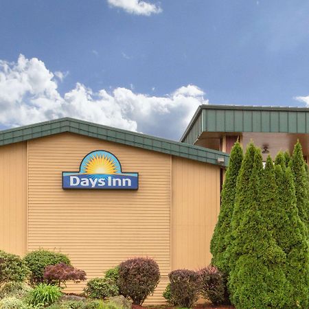 Days Inn By Wyndham Black Bear Salem Bagian luar foto
