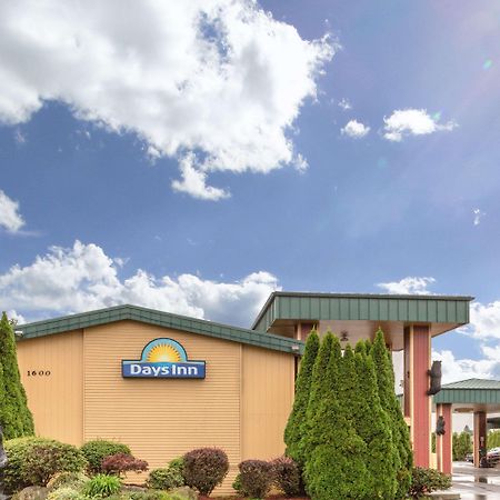 Days Inn By Wyndham Black Bear Salem Bagian luar foto