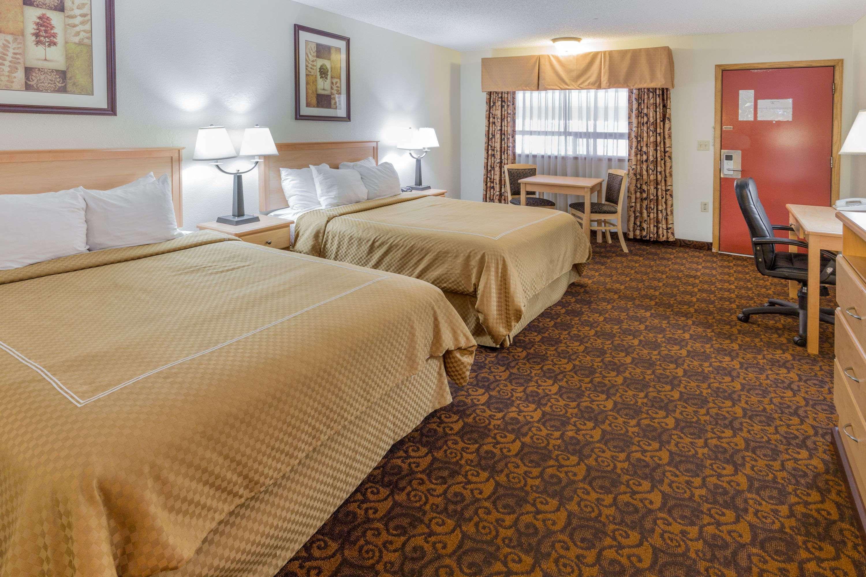 Days Inn By Wyndham Black Bear Salem Bagian luar foto