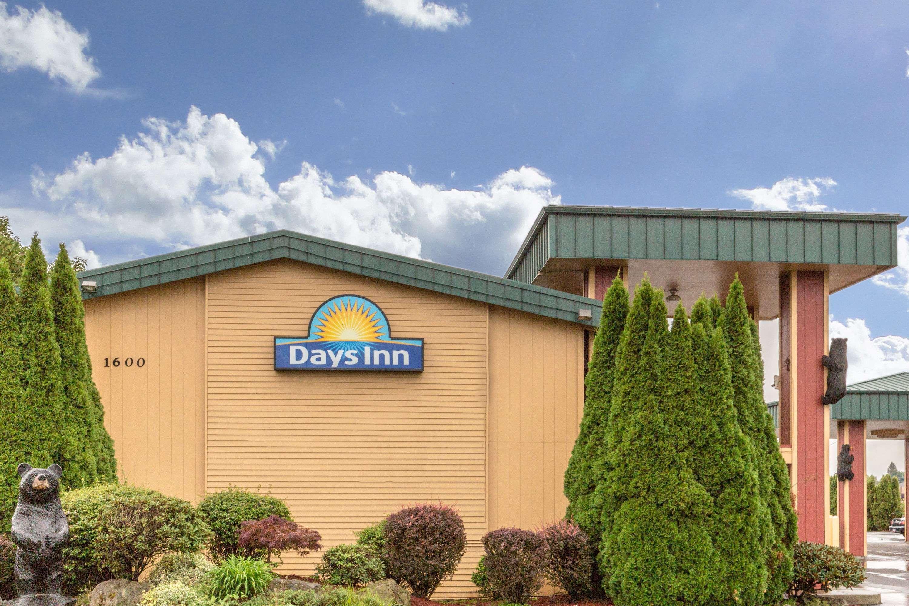 Days Inn By Wyndham Black Bear Salem Bagian luar foto