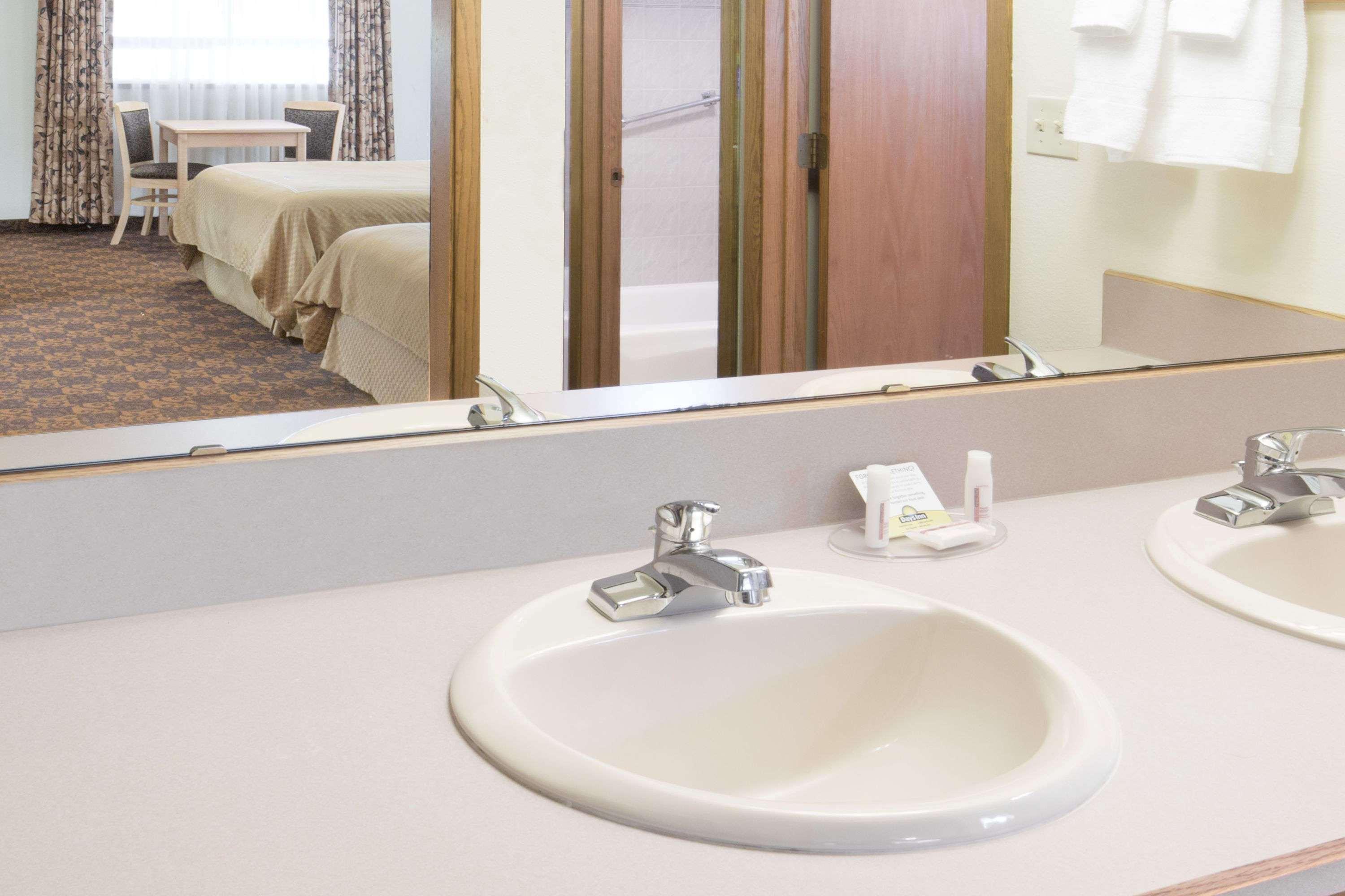 Days Inn By Wyndham Black Bear Salem Bagian luar foto