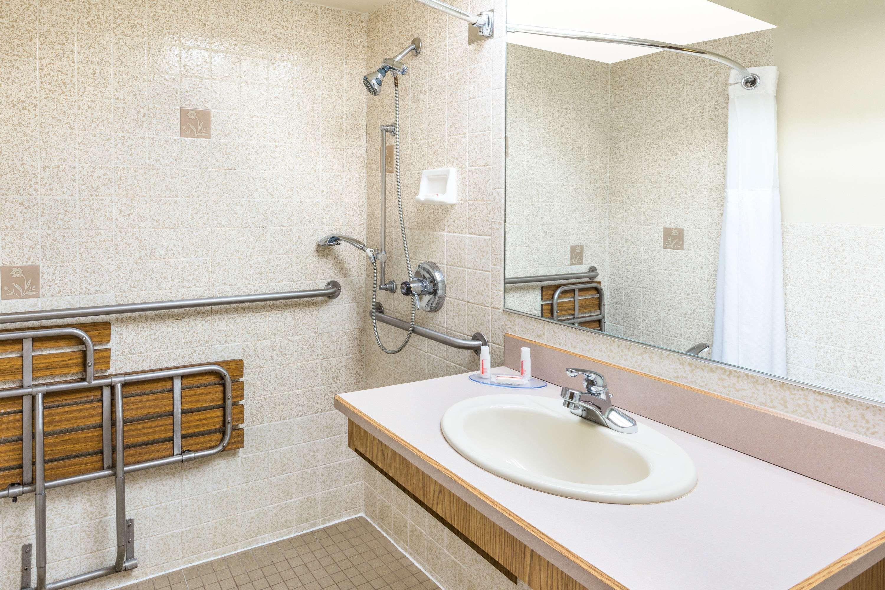 Days Inn By Wyndham Black Bear Salem Bagian luar foto