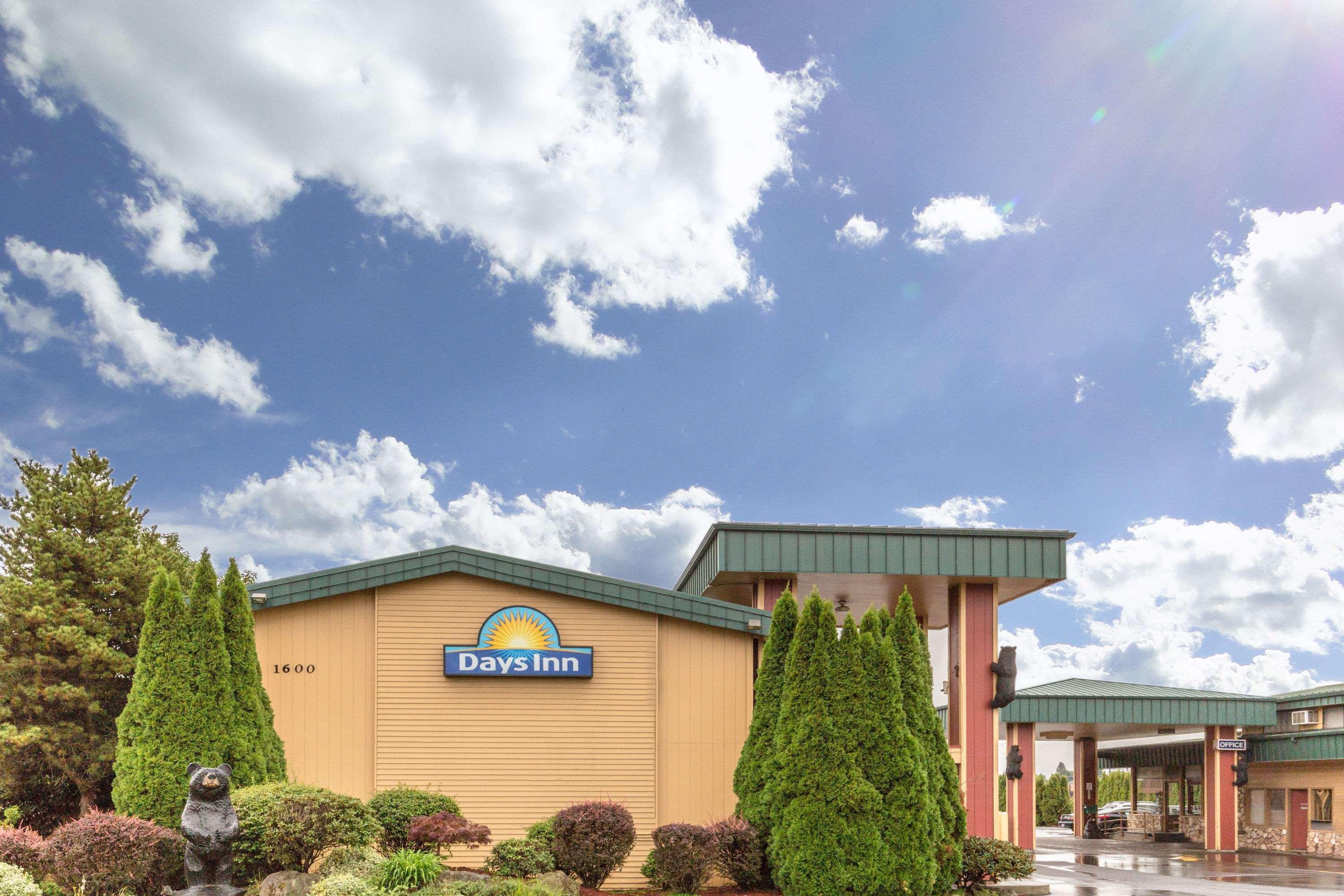 Days Inn By Wyndham Black Bear Salem Bagian luar foto