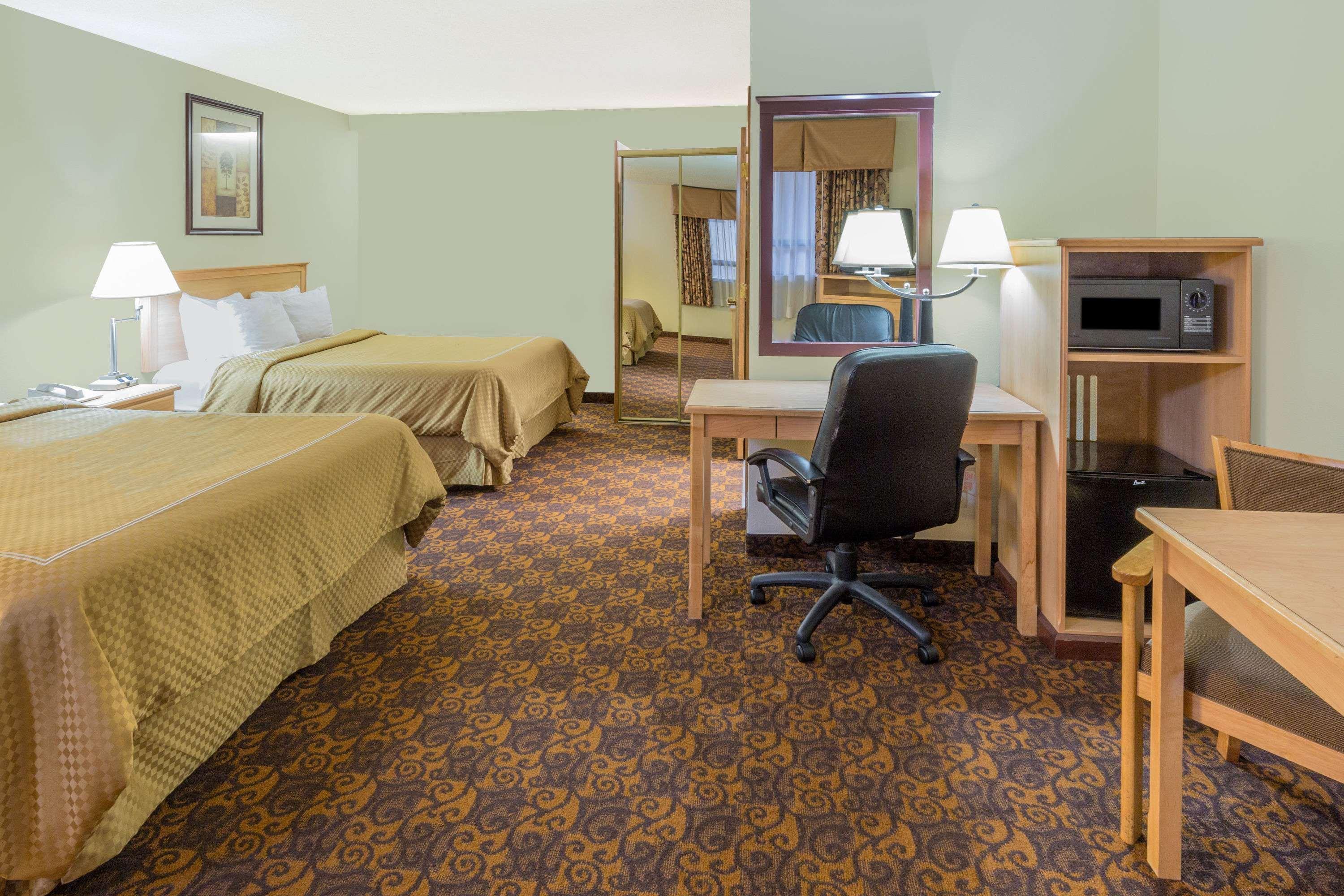 Days Inn By Wyndham Black Bear Salem Bagian luar foto