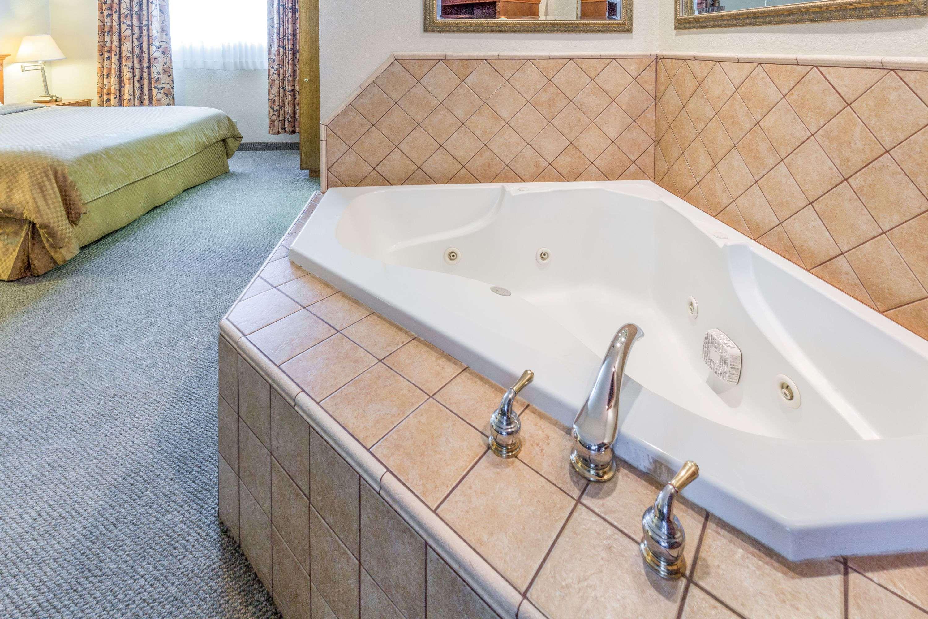 Days Inn By Wyndham Black Bear Salem Bagian luar foto