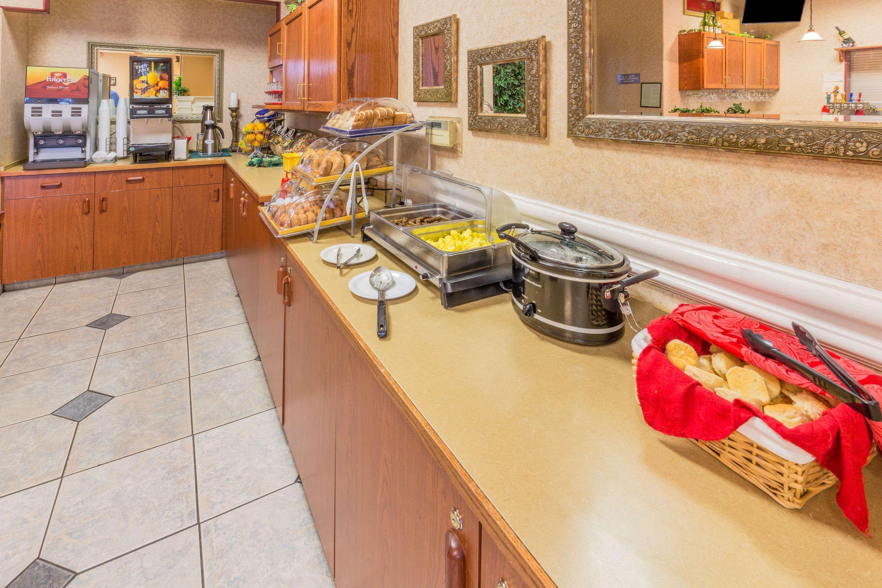 Days Inn By Wyndham Black Bear Salem Bagian luar foto