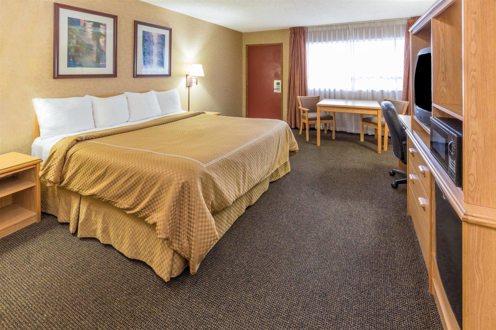 Days Inn By Wyndham Black Bear Salem Bagian luar foto
