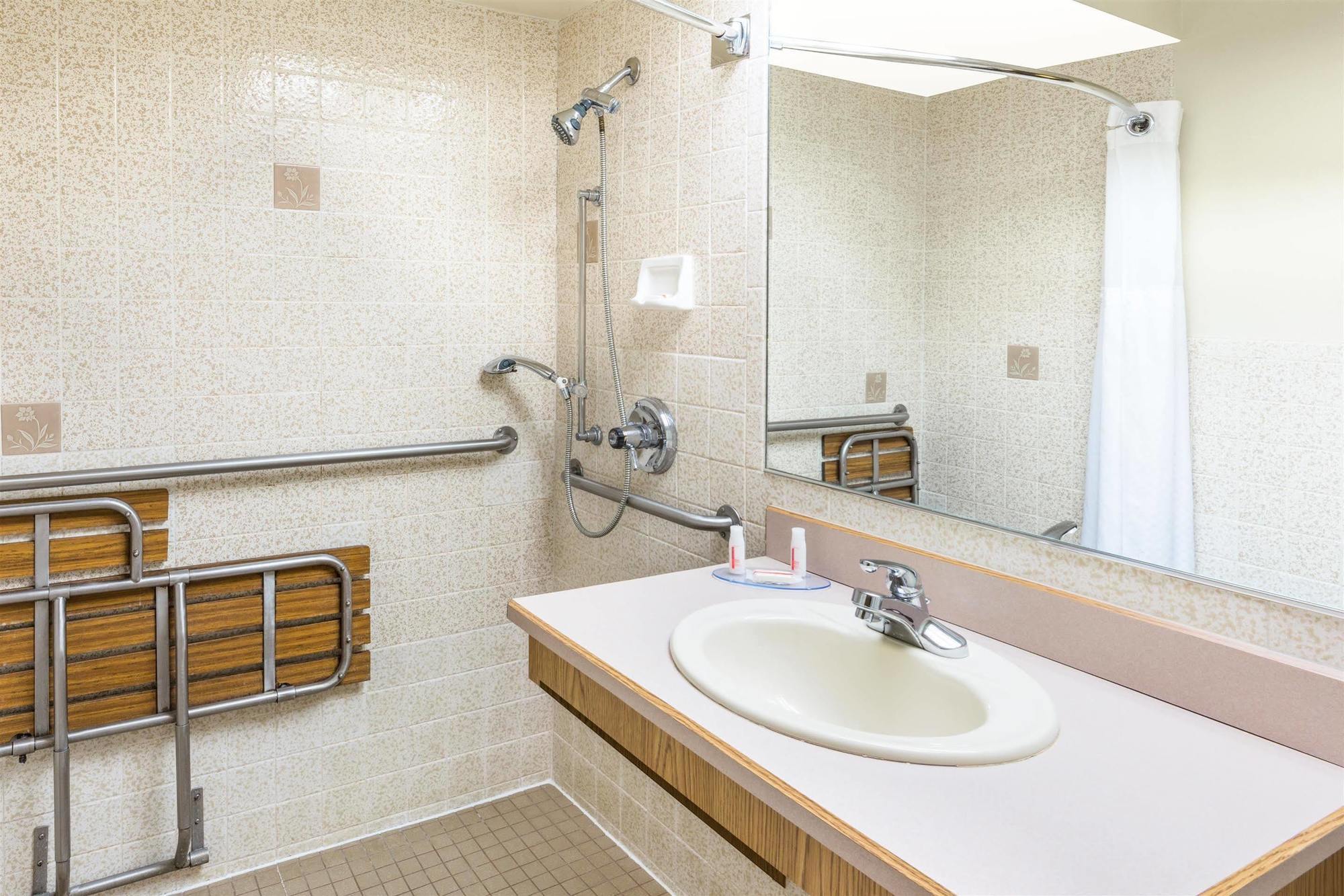 Days Inn By Wyndham Black Bear Salem Bagian luar foto